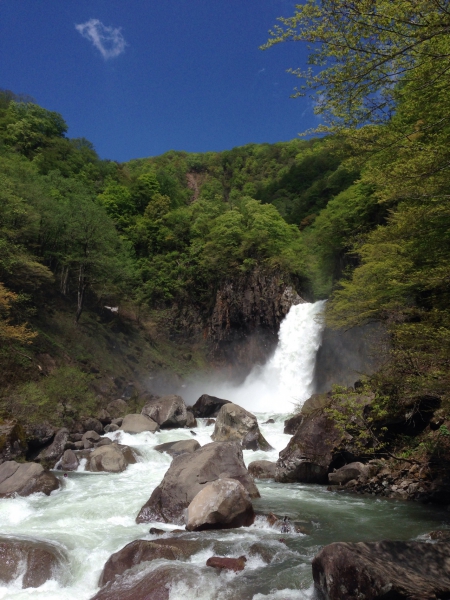 雪解け水によって水量が増す苗名滝　新潟県妙高市　パワースポット